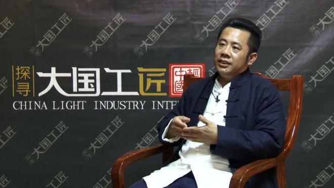 敦旭：走出水晶一般光彩动人的艺术之路AG真人国际岗背社区水晶雕刻大师魏(图2)