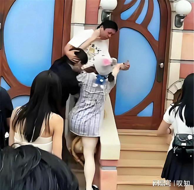 续：衣服被撕开知情人曝原因警方通报AG真人游戏地址迪士尼微胖女打架后(图8)