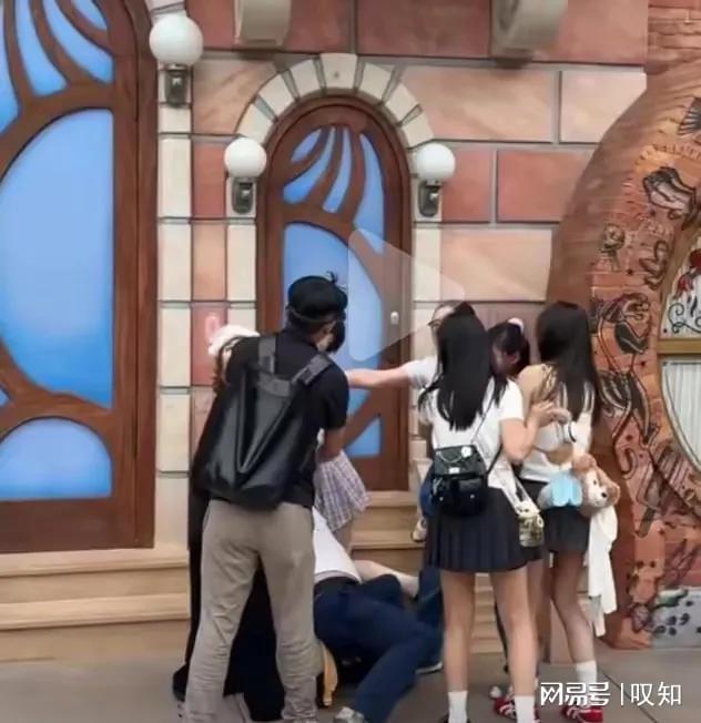 续：衣服被撕开知情人曝原因警方通报AG真人游戏地址迪士尼微胖女打架后(图4)
